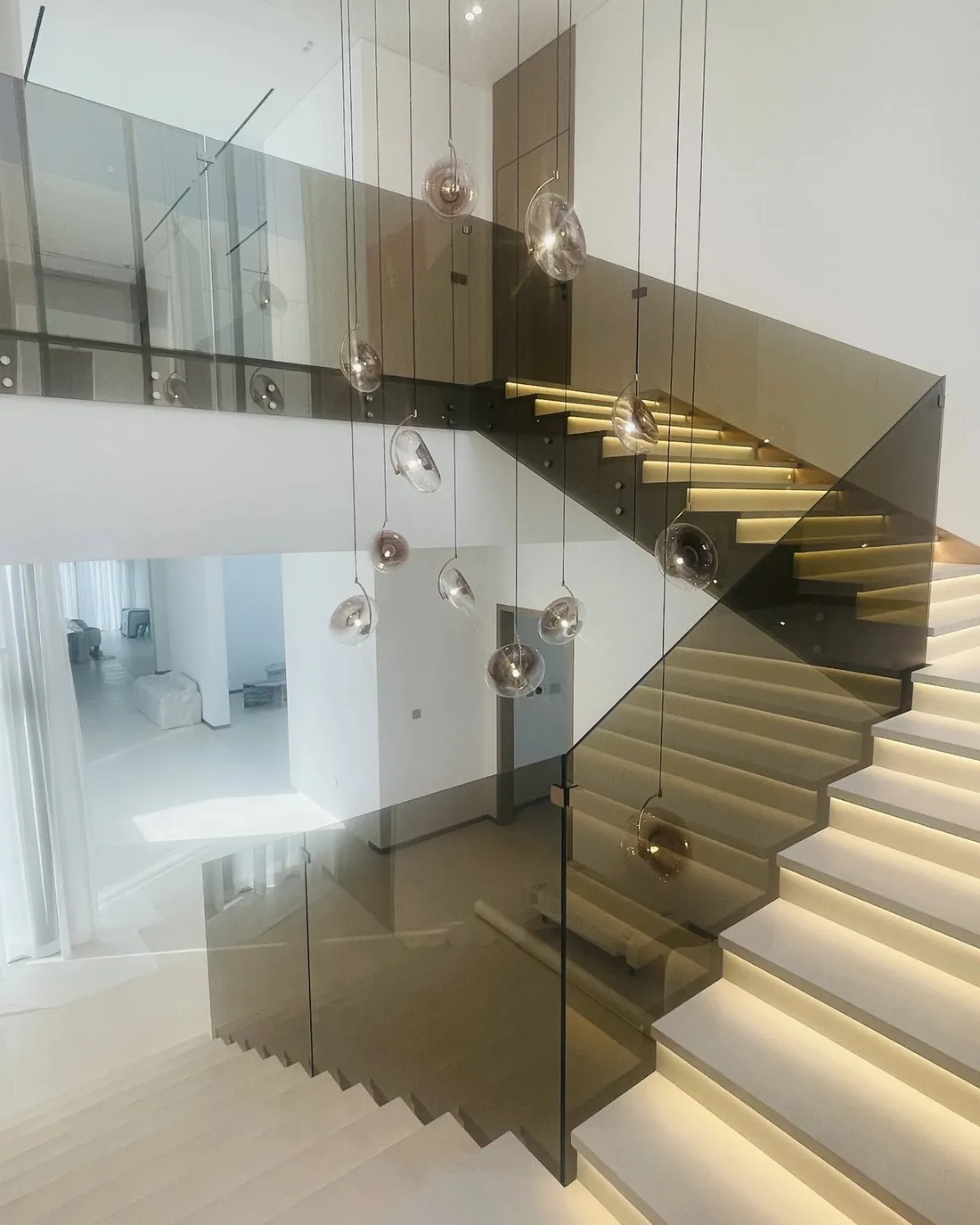 Glass meeting room with frameless partitions